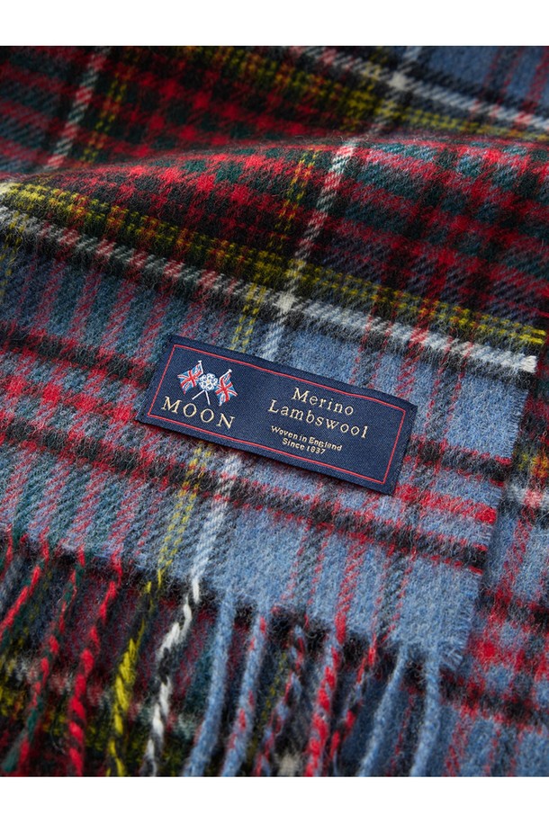 앤더슨 메리노울 머플러 25cm는 100% 메리노 램스울 소재로 제작되어 캐시미어처럼 부드러운 촉감을 자랑합니다. 최대 7가지 색상의 원사를 사용하여 은은하면서도 세련된 체크 패턴을 표현했으며, 자연 항균 및 탈취 기능으로 쾌적하게 착용할 수 있습니다. 가을, 겨울철 데일리룩, 산책룩, 모임룩에 클래식하고 미니멀한 스타일을 더해줄 아이템입니다. 형태 유지력이 우수하며, 보온, 통기성, 흡습 기능으로 실용성까지 갖춘 머플러입니다.
