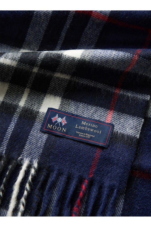 메리노울 숄 머플러 50cm - 네이비 톰슨은 부드러운 촉감의 메리노울 소재로 제작되어 가을, 겨울철 따뜻함을 선사합니다. 클래식한 체크 패턴과 멜란지 기법이 적용되어 세련된 분위기를 연출하며, 넉넉한 50cm 폭과 프린지 디자인으로 포인트를 더했습니다. 보온, 흡습, 통기 기능은 물론, 프리미엄 램스울과 울마크 인증으로 품질을 보장합니다. 겨울 데일리룩, 모임룩, 산책룩 등 다양한 TPO에 클래식, 미니멀, 캐주얼 스타일로 활용하기 좋습니다. 네이비 컬러는 어떤 의상에도 잘 어울려 실용적인 아이템입니다.
