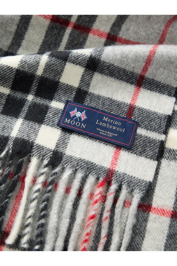 메리노울 숄 머플러 50cm - 그레이 톰슨은 100% 메리노 램스울 소재로 제작되어 부드러운 촉감과 뛰어난 보온성을 자랑합니다. 멜란지 기법과 다양한 컬러 원사 혼합으로 은은하고 세련된 분위기를 연출하며, 체크 패턴이 클래식하면서도 베이직한 스타일을 더합니다. 가을, 겨울철 데일리룩과 산책룩에 매치하기 좋으며, 중간 두께감으로 답답함 없이 따뜻하게 착용할 수 있습니다. 프린지 디자인이 돋보이며, 항균 및 방취 기능과 통기성까지 갖춰 실용적입니다.
