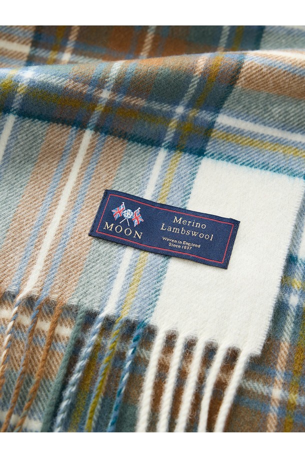 메리노 울 숄 머플러 50cm - 뉴 뮤티드 블루 스튜어트는 부드러운 촉감의 메리노 울 소재로 제작되어 가을, 겨울에 포근함을 선사합니다. 멜란지 기법을 통해 다채로운 색감을 표현했으며, 최대 7가지 컬러가 혼합되어 고급스러운 분위기를 자아냅니다. 클래식한 체크 패턴과 프린지 디자인이 돋보이며, 일상 또는 포멀 룩에 모두 잘 어울립니다. 보온, 흡습, 통기 기능은 물론, 자연스러운 항균 및 탈취 기능과 온도 조절 기능까지 갖춰 실용적입니다. 오피스룩, 모임룩, 겨울 데일리룩에 스타일리시하게 매치할 수 있습니다.
