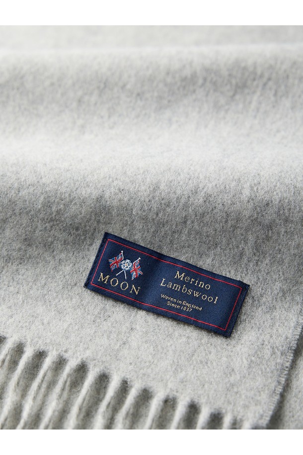 메리노울 숄 70cm - 실버는 가을, 겨울에 어울리는 우아하고 따뜻한 숄입니다. 부드러운 메리노 램스울 소재로 제작되어 뛰어난 보온성을 제공하며, 은은한 실버 컬러와 밀란지 패턴이 고급스러운 분위기를 더합니다. 얇은 두께감으로 답답함 없이 착용 가능하며, 프린지 디자인이 세련된 포인트를 줍니다. 일상, 격식 있는 자리 모두 활용 가능하며, 보온, 흡습, 통기, 항균, 방취 기능으로 쾌적하게 착용할 수 있습니다. 빛과 각도에 따라 다채로운 색감을 자아내며 7가지 색상이 혼합되어 더욱 매력적입니다.
