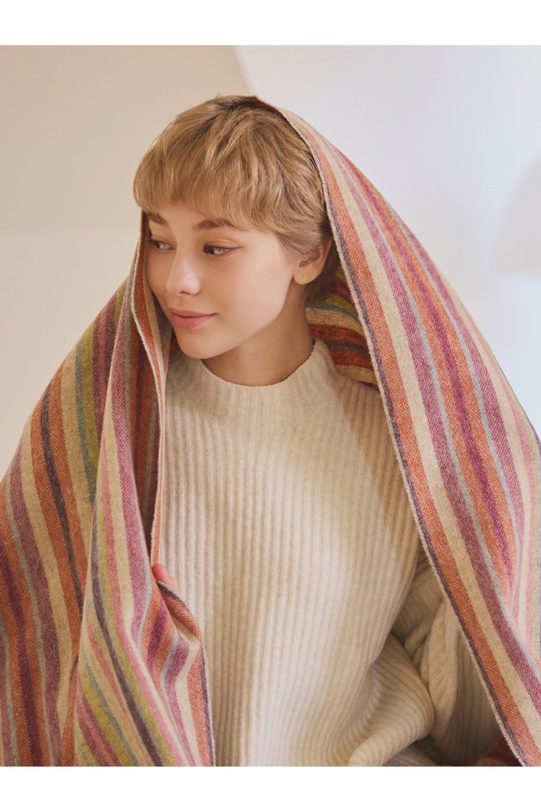 메리노 울 블랭킷 - 윈도우페인 그레이는 부드러운 촉감과 뛰어난 보온성을 자랑하는 겨울용 블랭킷입니다. 145cm X 190cm 사이즈로, 메리노 울 100% 소재와 영국 전통 스타일의 윈도우페인(체크) 패턴이 어우러져 클래식하고 미니멀한 분위기를 연출합니다. 복합 멜란지 컬러링 기법과 프린지 디테일이 돋보이며, 항균 및 방취 기능, 뛰어난 수분 흡수/발산 능력으로 쾌적하게 사용할 수 있습니다. 집콕, 겨울 데일리룩, 캠핑 등 다양한 TPO에 활용하여 포근하고 따뜻한 겨울을 보내세요. 필링 방지 및 형태 유지력이 우수하여 오래도록 변함없이 사용할 수 있습니다.
