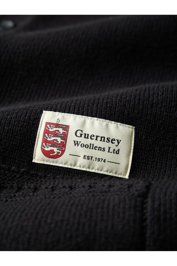 17세기 전통 피셔맨 가디건 디자인을 재현한 헤비코튼 피셔맨 헤리티지 가디건 - 블랙입니다. 튼튼하고 두꺼운 면 소재로 제작되어 가을, 겨울철 잦은 착용에도 끄떡없으며, 레귤러핏으로 편안한 착용감을 선사합니다. 클래식과 캐주얼 스타일을 아우르는 디자인으로, 다이아몬드 형태의 거셋 디테일, 손가락 구멍, 왼쪽 소매 앵커 포인트, 레오파드 엠블럼 디테일을 더해 소장 가치를 높였습니다. 라운드넥에 긴 소매 기장으로 제작되었으며, 밑단 트임으로 활동성을 더했습니다. 겨울 데일리룩 또는 모임룩에 활용하여 미니멀하면서도 스타일리시한 연출을 해보세요. 
