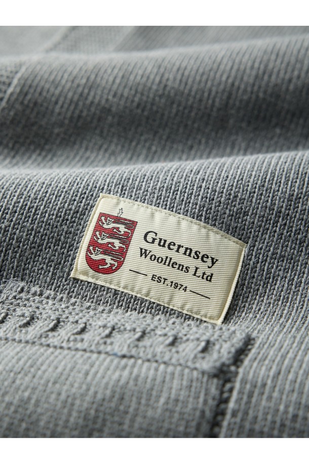 헤비코튼 피셔맨 헤리티지 가디건 - 멜란지 그레이는 클래식과 베이직 스타일을 추구하는 분들을 위한 겨울철 데일리룩, 데이트룩에 적합한 아이템입니다. 두꺼운 두께감과 묵직한 촉감의 헤비코튼 원사를 사용하여 보온성을 높였으며, 정교한 꼬임과 밀도 높은 짜임으로 견고한 형태를 자랑합니다. 다이아몬드형 거싯, 밑단 절개, 왼쪽 소매 앵커 포인트, 핑거홀 등의 디테일이 돋보이며, 레귤러핏의 긴소매 라운드넥 디자인입니다. 멜란지 그레이, 네이비, 베이지, 올리브 블루, 오렌지 레드 등 다양한 컬러 옵션으로 만나보세요.
