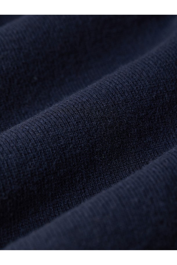 슈퍼 파인 메리노울 브이넥 가디건 - 네이비는 가을, 겨울 시즌을 위한 클래식하고 베이직한 스타일의 니트 가디건입니다. 부드러운 촉감의 슈퍼 파인 메리노울 소재와 두꺼운 두께감으로 뛰어난 보온성을 제공하며, 방풍 및 통기 기능도 갖추었습니다. 레귤러 핏에 브이넥 디자인으로 제작되었으며, 긴 소매와 웨이브, 케이블 패턴, 손가락 구멍, 포켓 디테일이 특징입니다. 링킹 기법과 고밀도 원사를 사용하여 완성도를 높였으며, 데일리룩, 출근룩, 데이트룩 등 다양한 TPO에 활용하기 좋습니다.
