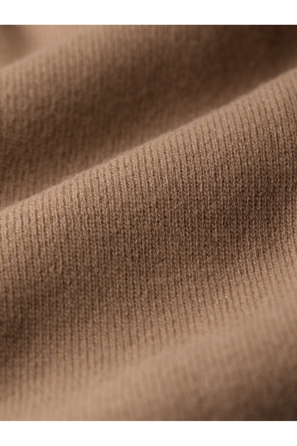 슈퍼 파인 메리노울 브이넥 가디건 - 카멜 브라운은 부드러운 촉감과 뛰어난 보온성을 자랑하는 가을/겨울 필수 아이템입니다. 18.5마이크로미터 이하의 초미세 등급 메리노울 소재로 제작되어 밀도 높은 짜임과 단단한 조직감을 느낄 수 있습니다. 베이직하고 클래식한 디자인으로, 포켓과 핑거홀, 사시 봉제 마감, 깔끔한 봉제선 등의 디테일이 돋보입니다. 레귤러핏에 브이넥으로 디자인되어 겨울 데일리룩, 오피스룩, 모임룩 등 다양한 TPO에 활용하기 좋습니다. 카멜 브라운을 포함한 네이비, 미드 그레이, 체스트넛, 포레스트 그린 5가지의 다채로운 컬러로 만나보세요.
