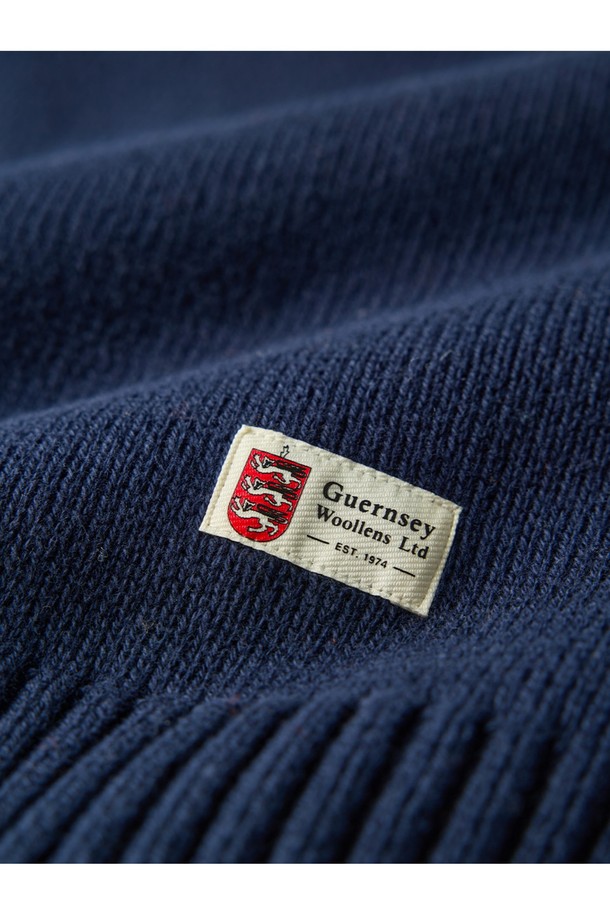 2차 세계대전 영국 해군을 모티브로 한 헤비코튼 시그널 플래그 스웨터 - 네이비 제품입니다. 10수 고급 코튼 원사를 사용하여 묵직한 촉감과 두꺼운 두께감을 느낄 수 있습니다. 네이비, 멀란지 그레이, 바닐라 크림, 카밀 머스타드, 오렌지, 바질 그린 등 다양한 색상으로 출시되었습니다. 라운드넥에 레귤러핏으로 제작되었으며, 긴 소매와 핑거 홀 디테일이 돋보입니다. 모던, 클래식 스타일을 즐기는 겨울 데일리룩에 활용하기 좋습니다.
