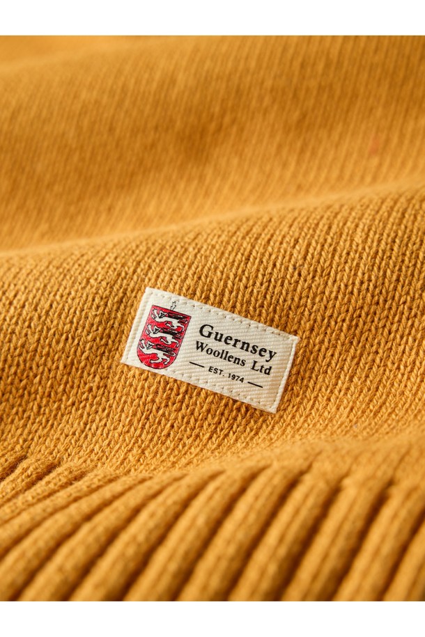 헤비코튼 시그널 플래그 스웨터 - 머스타드는 2차 세계 대전 당시 영국 해군을 모티브로 디자인된, 묵직한 촉감의 헤비 코튼 스웨터입니다. 10수 고급 코튼 원사를 사용하여 보온성이 뛰어나 가을, 겨울철 데일리룩, 산책룩, 카페룩 등 다양한 TPO에 활용하기 좋습니다. 레귤러 핏으로 제작되었으며, 라운드넥 디자인과 긴 소매, 핑거홀 적용으로 실용성을 더했습니다. 캐주얼, 클래식, 미니멀 등 어떤 스타일에도 잘 어울리는 머스타드 컬러의 시그널 플래그 패턴 스웨터입니다. 성형 편직 방식과 사시 봉제 마감으로 높은 퀄리티를 자랑합니다.
