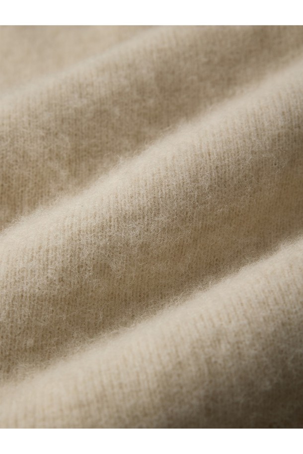 부드러운 셔틀랜드 울 소재로 제작된 쉐기독 홀가먼트 스웨터입니다. 은은한 크림브륄레 컬러가 돋보이며, 봄, 가을, 겨울 3계절 모두 착용 가능합니다. 클래식하고 캐주얼한 스타일을 연출하며, 레귤러 핏과 긴 소매 기장으로 편안함을 선사합니다. 브러싱 처리된 표면은 부드러운 촉감을 제공하고, 공기층을 형성하여 보온성을 높여줍니다. 일상, 산책, 집콕 등 다양한 TPO에 활용 가능한 데일리 아이템입니다.
