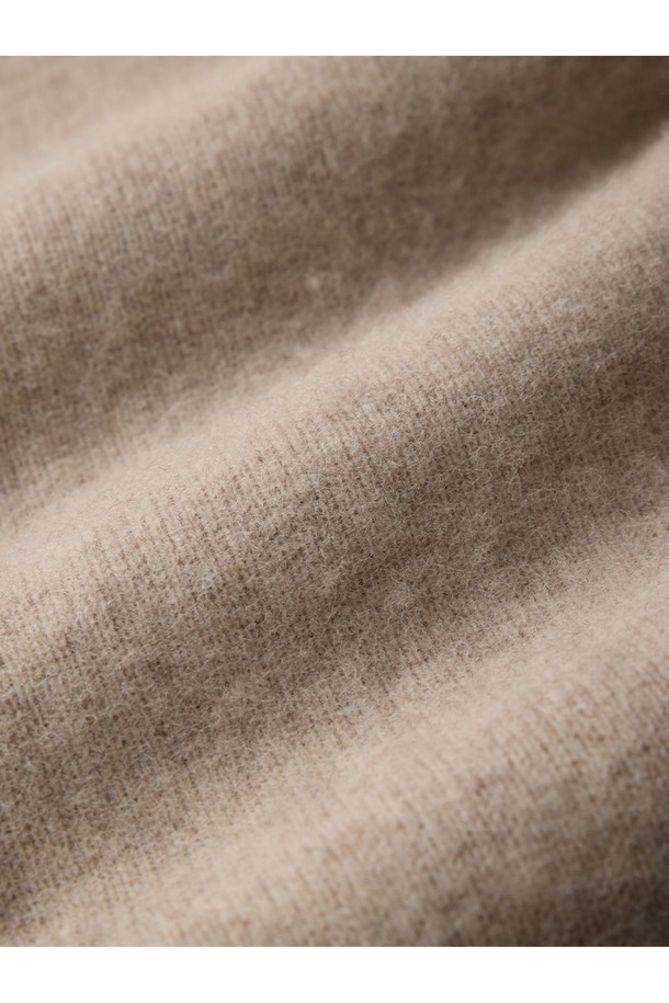 셔틀랜드울 쉐기독 홀가먼트 스웨터 - 머디 퍼피는 포근함과 스타일을 동시에 잡은 겨울철 필수 아이템입니다. 부드러운 촉감의 셔틀랜드 울 소재로 제작되어 보온성과 방풍 기능을 제공하며, 촘촘한 고밀도 니트 구조로 튼튼함을 더했습니다. 홀가먼트(무봉제) 방식으로 제작되어 3차원적인 실루엣을 자랑하며, 브러싱 처리된 표면과 공기층 형성을 통해 더욱 따뜻하게 착용할 수 있습니다. 핑거홀 디테일이 더해져 실용성을 높였으며, 모던하고 빈티지한 스타일을 연출하여 겨울 데일리룩, 산책룩, 카페룩 등 다양한 TPO에 활용하기 좋습니다.
