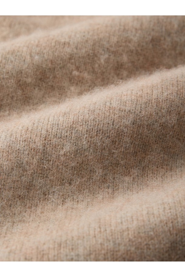 셔틀랜드울 쉐기독 홀가먼트 스웨터 - 살몬 오렌지 색상은 가을과 겨울, 겨울 데일리룩, 카페룩, 모임룩에 어울리는 클래식, 미니멀, 캐주얼 스타일의 니트 스웨터입니다. 셔틀랜드 울 소재로 제작되어 부드러운 촉감과 뛰어난 보온성을 제공하며, 브러싱 공정을 통해 독특한 퍼지 질감을 더했습니다. 홀가먼트 구조(무봉제 3차원 니팅)로 제작되어 피부에 닿는 거친 봉제선 없이 편안하게 착용 가능하며, 신체 곡선을 따라 자연스러운 드레이핑을 연출합니다. 공기층을 형성하여 보온성을 높였으며, 빈티지한 외관으로 시간이 지날수록 멋스러운 변화를 느낄 수 있습니다. 
