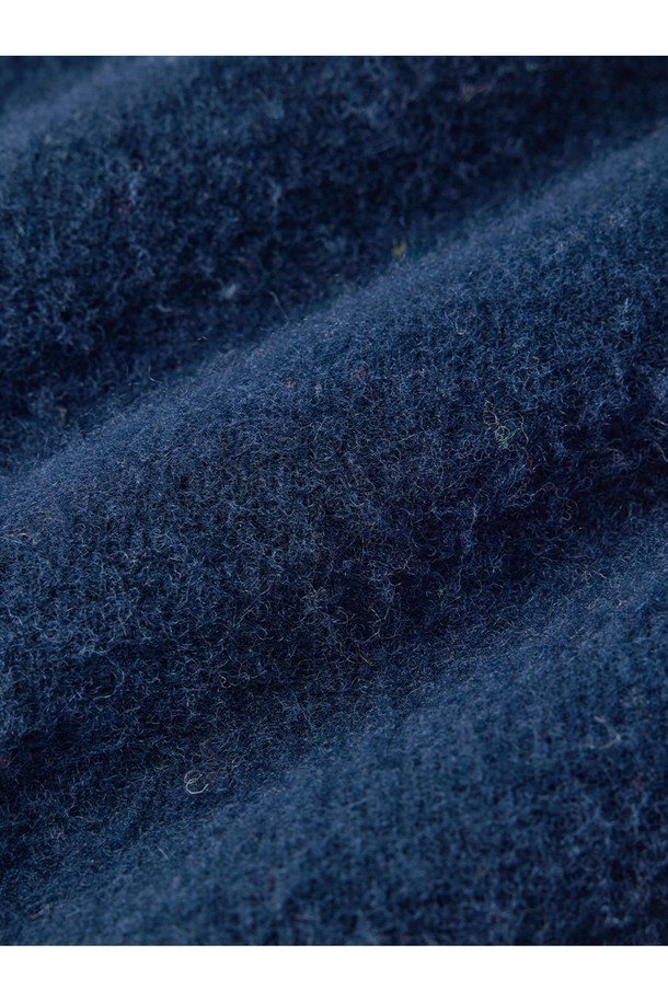 **셔틀랜드울 쉐기독 홀가먼트 스웨터 - 딥 블루**

부드러운 촉감과 뛰어난 보온성을 자랑하는 셔틀랜드울 소재의 쉐기독 스웨터입니다. 딥 블루 컬러와 클래식, 모던 스타일을 결합하여 겨울철 데일리룩과 모임룩에 모두 잘 어울립니다. 홀가먼트 공법으로 제작되어 3D 실루엣을 연출하며, 손목에는 손가락 구멍 디테일을 더했습니다. 넉넉한 핏의 라운드넥 디자인에 긴 소매 기장으로 편안하게 착용할 수 있으며, 신축성 또한 뛰어납니다.
