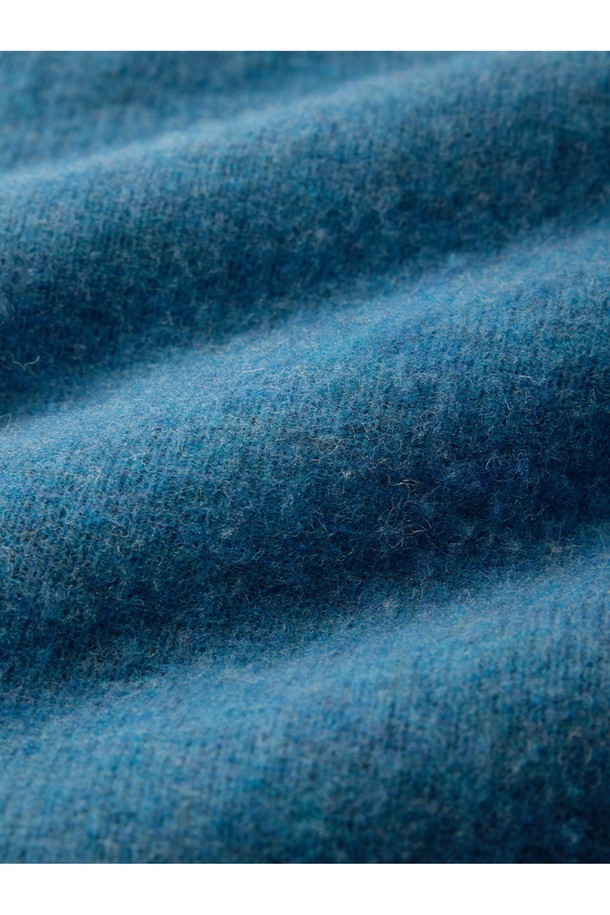 셔틀랜드울 쉐기독 홀가먼트 스웨터 - 피카딜리는 포근함과 클래식한 멋을 동시에 선사하는 남녀 공용 스웨터입니다. 셔틀랜드울 소재 특유의 부드러운 촉감과 두꺼운 두께감으로 가을, 겨울철 따뜻하게 착용 가능합니다. 브러싱 처리된 울 표면과 공기층 형성으로 보온성을 극대화했으며, 빈티지한 느낌을 더해주는 에이징 기법이 돋보입니다. 3차원 입체 실루엣과 왼쪽 소매 앵커 포인트 디테일, 전통적인 피셔맨 스웨터 디자인으로 미니멀, 클래식, 캐주얼 등 다양한 스타일을 연출할 수 있습니다. 다양한 색상 중 피카딜리 컬러는 어떤 룩에도 포인트를 더해줍니다.
