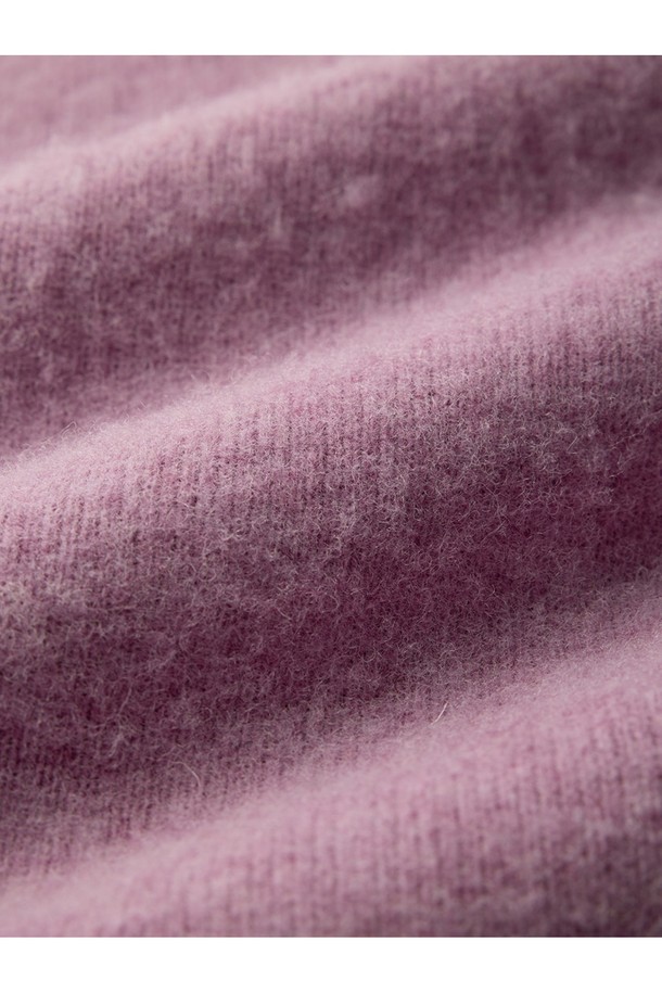 부드러운 셔틀랜드울 소재의 쉐기독 홀가먼트 스웨터입니다. 봉제선 없는 홀가먼트 구조로 제작되어 자연스러운 실루엣을 연출하며, 왼쪽 소매의 앵커 포인트 디테일이 특징입니다. 브러싱 처리로 복슬복슬한 질감을 살렸으며, 공기층을 형성하여 뛰어난 보온성을 제공합니다. 그레이프주스 컬러로, 가을, 겨울철 데일리룩에 클래식, 미니멀, 캐주얼 스타일로 활용하기 좋습니다. 튼튼하고 탄력적인 소재로 오래도록 따뜻하게 착용할 수 있습니다.
