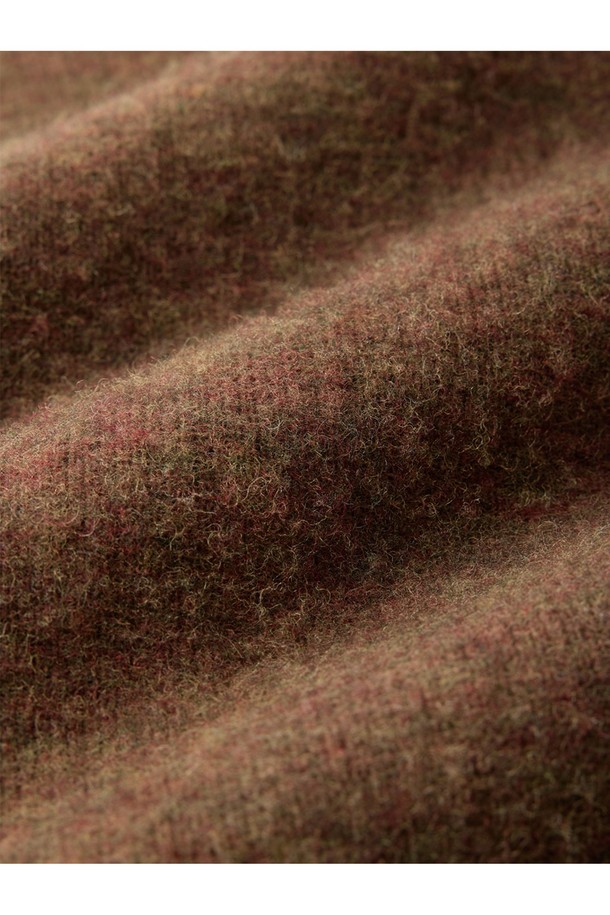 셔틀랜드울 쉐기독 홀가먼트 스웨터 - 모스 브라운은 가을, 겨울 시즌을 위한 남녀 공용 니트/스웨터입니다. 부드러운 촉감의 셔틀랜드울 소재로 제작되었으며, 두꺼운 두께감으로 뛰어난 보온성을 제공합니다. 클래식하고 베이직한 스타일로, 일상, 카페, 모임 등 다양한 TPO에 활용하기 좋습니다. 브러싱 처리된 표면과 빈티지한 무드가 특징이며, 홀가먼트 구조 (심리스 니팅)로 3차원 실루엣을 완성했습니다. 손가락 구멍 디테일로 활동성을 더하고, 레귤러핏, 라운드넥 디자인으로 편안하게 착용할 수 있습니다.
