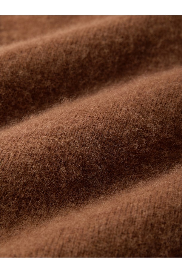 셔틀랜드울(Shetland Wool) 쉐기독 홀가먼트 스웨터 - 코코아는 부드러운 촉감과 따뜻한 보온성을 자랑하는 울 소재의 스웨터입니다. 은은한 빗줄 패턴과 봉제선 없는 홀가먼트 공법으로 제작되어 편안한 착용감을 선사합니다. 1950년대 셔틀랜드 스웨터를 재해석하여 클래식하고 빈티지한 무드를 연출하며, 왼쪽 소매 앵커 포인트 디테일이 돋보입니다. 가을, 겨울 시즌 데일리룩, 카페룩, 데이트룩 등 다양한 스타일에 매치하여 클래식, 미니멀, 캐주얼 스타일을 완성해보세요. 코코아를 포함한 18가지 다채로운 컬러 옵션(크림브륄레, 머디, 퍼피, 살몬, 오렌지, 던 그레이, 블랙, 페퍼, 딥 블루, 피카딜리, 고흐 블루, 그레이프주스, 허브빌리, 커스터드, 모스 브라운, 포레스트 그린, 마말레이드)으로 만나보실 수 있습니다.
