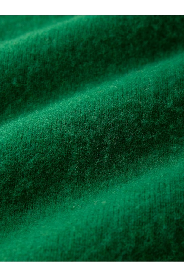 셔틀랜드울 쉐기독 홀가먼트 스웨터 - 포레스트 그린은 겨울 데일리룩과 클래식, 미니멀 스타일을 위한 완벽한 선택입니다. 부드러운 촉감의 셔틀랜드 울 소재로 제작되어 보온성과 방풍 기능을 제공하며, 두꺼운 두께감으로 추운 날씨에도 따뜻하게 착용할 수 있습니다. 브러싱 처리된 울 텍스처와 공기층 형성은 뛰어난 보온성을 선사하고, 빈티지한 감성을 더합니다. 홀가먼트 구조(무봉제 니팅)로 제작되어 편안한 착용감을 자랑하며, 레귤러핏 라운드넥 디자인으로 어떤 스타일에도 잘 어울립니다. 포레스트 그린 컬러는 깊이 있는 분위기를 자아내며, 클래식한 스타일을 더욱 돋보이게 합니다.
