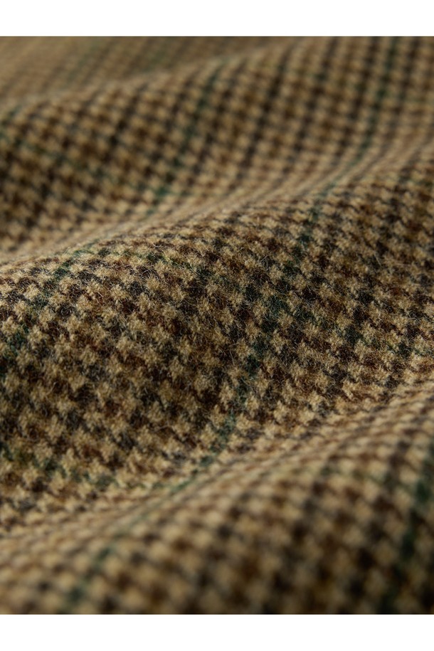 아브라함문 하운드투스 울 재킷 - 클래식 카멜은 가을과 겨울, 오피스룩, 비즈니스 캐주얼, 회의룩에 어울리는 싱글 버튼 자켓입니다. 클래식하고 미니멀하며 시크한 스타일을 연출하며, 도톰한 두께감과 부드러운 촉감의 울 소재로 제작되었습니다. 3버튼 싱글 디자인에 새틴 안감, 네크 밴드 울 혼방 배색, 싱글 웰트 포켓과 아웃 포켓 디테일이 특징입니다. 하운드투스 패턴의 클래식 카멜 컬러가 고급스러운 분위기를 더합니다. 레귤러핏으로 제작되어 편안한 착용감을 제공하며, 긴소매 기장으로 제작되었습니다.
