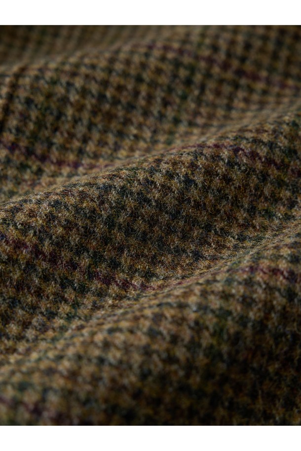 아브라함문 하운드투스 울 재킷 - 카키는 가을, 겨울 시즌에 어울리는 클래식 스타일의 울 자켓입니다. 부드러운 촉감의 울 소재와 레귤러 핏으로 편안한 착용감을 선사하며, 3버튼 싱글 디자인에 내추럴 숄더라인, 안쪽 웰트 포켓, 바깥쪽 라벨 포켓, 혼 버튼, 실크 같은 안감 디테일로 고급스러움을 더했습니다. 카키 컬러의 하운드투스 패턴은 출근룩, 오피스룩, 겨울 데일리룩 등 다양한 TPO에 활용 가능하며, 클래식, 미니멀, 시크한 스타일을 연출하기 좋습니다. 긴 소매 기장의 레귤러핏 자켓으로, 싱글 버튼 여밈 방식입니다.
