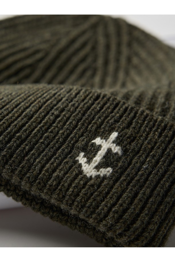 앵커 플로팅 숏 비니 - 다크 올리브는 겨울과 가을에 착용하기 좋은 모자입니다. 부드러운 울 소재로 제작되어 보온성과 방풍 기능을 제공하며, 숏 기장으로 제작되어 활동성을 높였습니다. 앵커 포인트 디테일과 전통적인 니트 패턴이 특징이며, 고밀도 니트 구조와 심리스 구조로 편안한 착용감을 선사합니다. 특히, 한국 시장 전용 커스텀 버전으로 아시안 체형에 맞춰 제작되었습니다. 클래식, 캐주얼, 미니멀 스타일의 겨울 데일리룩, 산책룩, 여행룩에 잘 어울립니다.
