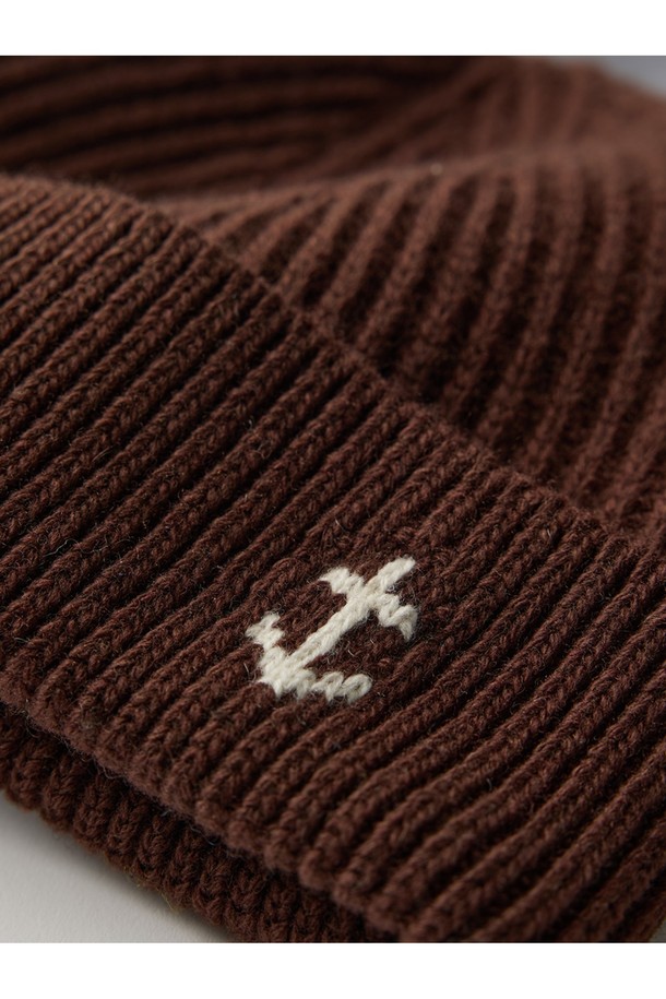 앵커 플로팅 숏 비니 - 브라운은 슈퍼파인 메리노 울 100% 소재로 제작되어 부드러운 촉감을 자랑하는 남녀 공용 비니입니다. 가을, 겨울 시즌 착용하기 좋으며, 보온, 방풍, 통기성을 제공하는 기능성 제품입니다. 숏 모자 깊이에 앵커 디테일과 케이블 패턴이 돋보이며, 클래식, 미니멀, 캐주얼 스타일을 연출하기 좋습니다. 심리스 구조에 링킹 기법을 사용하여 제작되었으며 아시안 핏으로 편안하게 착용 가능합니다. 겨울 데일리룩, 산책룩, 여행룩에 포인트 아이템으로 활용해 보세요.
