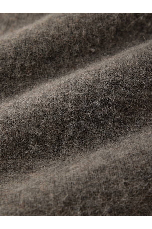 부드러운 셔틀랜드울 소재의 쉐기독 홀가먼트 스웨터입니다. 던 그레이 컬러로, 가을과 겨울에 따뜻하게 착용하기 좋습니다. 홀가먼트 공법으로 제작되어 봉제선 없이 자연스러운 실루엣을 연출하며, 입체적인 3차원 디자인이 특징입니다. 왼쪽 소매에는 앵커 포인트 디테일을 더해 포인트를 주었으며, 뛰어난 보온성과 복슬복슬한 텍스처로 편안한 착용감을 선사합니다. 베이직하고 클래식한 스타일로, 겨울 데일리룩, 모임룩, 출근룩에 활용하기 좋습니다.
