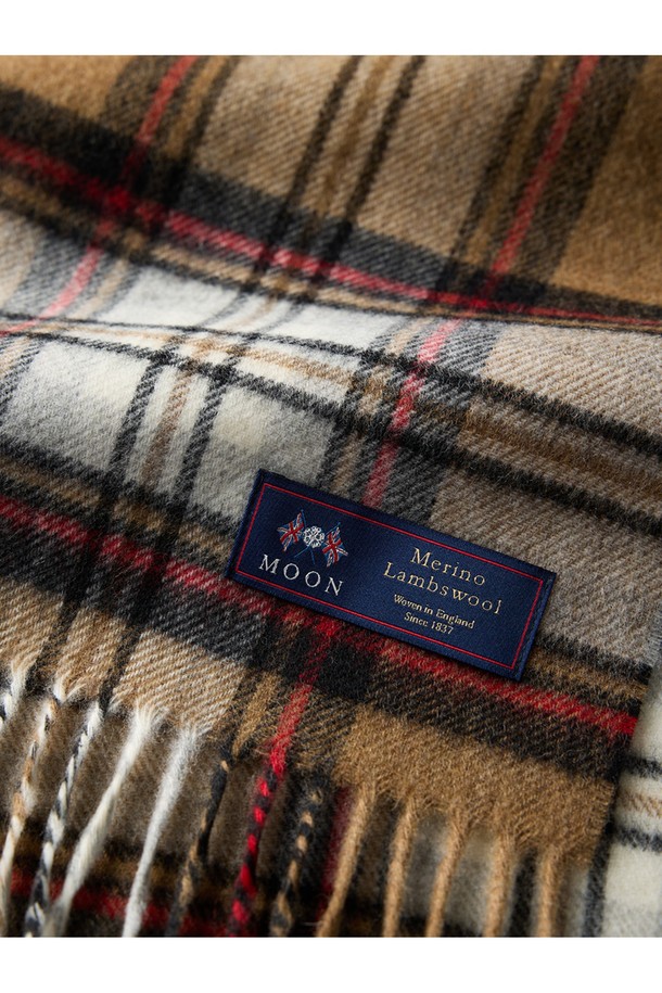 메리노울 숄 머플러 50cm - 카멜 스튜어트는 부드러운 촉감의 메리노울 소재로 제작된 머플러입니다. 카멜과 멜란지 컬러의 조화, 클래식하면서도 캐주얼한 체크 패턴이 특징입니다. 가을과 겨울 시즌에 보온성을 더하며, 데이트룩, 출근룩, 모임룩 등 다양한 TPO에 활용할 수 있습니다. 50cm 너비로 제작되어 활용도가 높으며, 클래식, 캐주얼, 미니멀 스타일 모두 소화 가능합니다.
