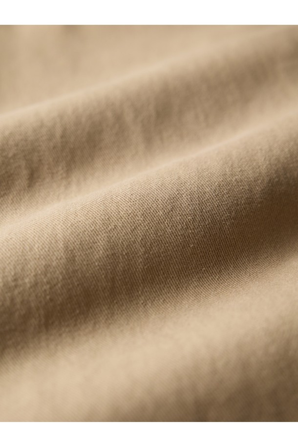 코튼 와이드 치노 팬츠 - 카키는 부드러운 면 소재로 제작되어 편안한 착용감을 선사합니다. 베이직하고 캐주얼한 스타일로 데이트룩, 카페룩 등 다양한 TPO에 활용하기 좋습니다. 넉넉한 루즈핏 와이드 실루엣에 YKK 지퍼, 백 플랩 포켓, 코인 포켓 등 실용적인 디테일을 더했습니다. 사이드 웨이스트 조절 기능과 가먼트 바이오워싱 처리로 완성도를 높였으며, 내추럴 레더 패치가 고급스러움을 더합니다. 봄, 가을 시즌에 어울리는 긴 기장의 무지 치노 팬츠로 캐주얼, 클래식, 미니멀 스타일을 연출해보세요.
