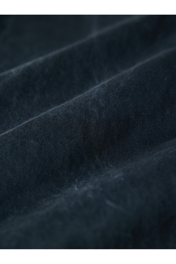 1940 오피서 치노 팬츠는 남성용 치노팬츠로, 밀리터리 및 클래식 스타일을 기반으로 제작되었습니다. 네이비 컬러의 무지 디자인에 릴랙스 핏으로 편안한 착용감을 선사하며, 사계절 내내 활용 가능합니다. 면 소재로 제작되어 부드러운 촉감을 자랑하며, YKK 지퍼, 천연 혼 버튼, 더블 웰트 포켓, 코인 포켓 등 디테일한 부분까지 신경 썼습니다. 바이오 워싱 가공을 통해 자연스러운 에이징 효과를 더하여, 출근룩, 비즈니스 캐주얼, 모임룩 등 다양한 TPO에 맞춰 클래식, 미니멀, 워크웨어 스타일을 연출할 수 있습니다.
