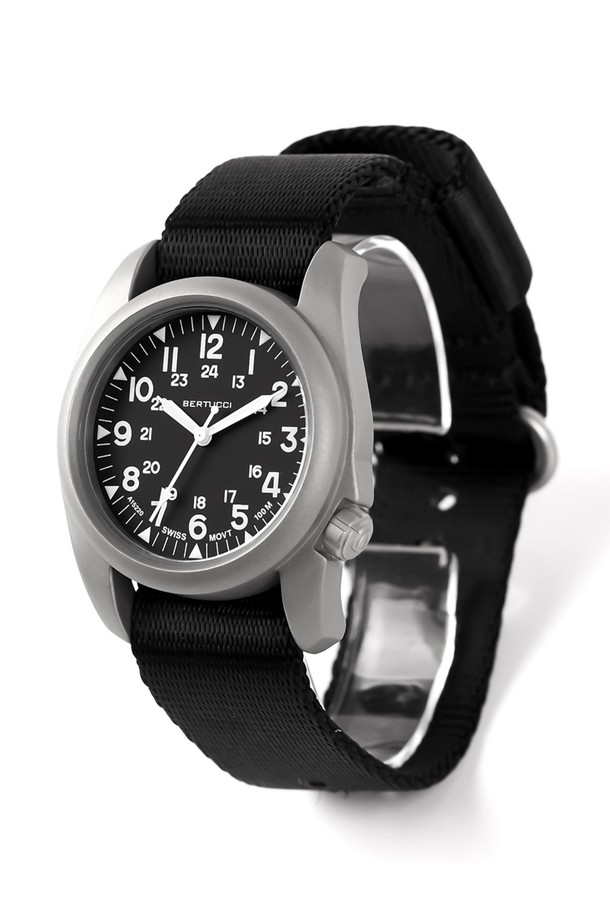 A-2S 빈티지 필드워치 11500은 남녀 모두 착용 가능한 밀리터리 스타일의 필드워치입니다. 블랙과 실버 색상으로 출시되었으며, 스테인리스 스틸과 나일론 소재를 사용하여 내구성을 높였습니다. 100m 방수 기능, Super-LumiNova 야광 처리, 내충격 기능을 갖춰 아웃도어, 전술용, 일상생활에서 폭넓게 활용할 수 있습니다. 4시 방향 크라운, NATO 스트랩, 유니바디 케이스, 24시간 다이얼 마킹 등 빈티지 워치 스타일을 완성하는 디테일이 돋보입니다. 여행룩, 클래식, 미니멀, 워크웨어 스타일을 즐기는 분들께 추천합니다.
