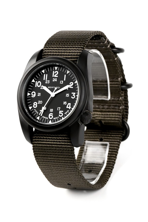 A-2S 빈티지 필드워치 11510은 클래식, 미니멀, 캐주얼 스타일을 즐기는 분들을 위한 시계입니다. 데이트룩, 카페룩, 쇼핑룩 등 다양한 TPO에 매치하여 세련된 분위기를 연출할 수 있습니다. 빈티지한 디자인과 심플한 디자인의 조화는 어떤 스타일에도 자연스럽게 어울립니다. 시계의 크기, 소재, 특징 등 자세한 정보는 상품 상세 페이지에서 확인하실 수 있습니다. 지금 바로 A-2S 빈티지 필드워치 11510으로 당신의 스타일을 완성해 보세요.
