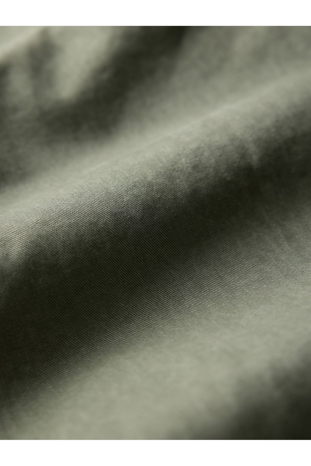 워시드 브리티쉬 아미 필드 팬츠 - 올리브는 남성용 필드 팬츠로, 캐주얼 및 밀리터리 스타일을 연출하기 좋습니다. 봄, 가을에 적합한 긴 기장의 면 소재 바지이며, 워싱 가공 처리되어 부드러운 촉감을 선사합니다. 레귤러핏으로 편안하게 착용 가능하며, 데일리룩과 캠핑룩에 활용하기 좋습니다. 넉넉한 수납을 위한 카고 포켓 디테일이 특징입니다.
