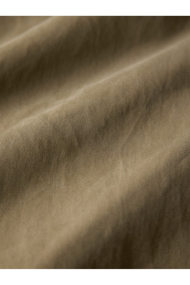 코튼 베이커 밴딩 팬츠 - 카키는 편안함과 스타일을 동시에 잡은 남성용 반바지입니다. 면 소재로 제작되어 봄, 여름 시즌에 시원하게 착용하기 좋으며, 루즈핏 디자인으로 활동성을 높였습니다. 허리 밴딩 처리로 편안한 착용감을 제공하며, 베이직하고 캐주얼한 스타일로 다양한 상의와 매치하기 좋습니다. 여행이나 휴가와 같은 TPO에 적합하며, 캐주얼, 미니멀, 클래식 스타일을 연출하기 좋습니다. 무지 디자인과 카키 컬러로 어떤 상의에도 잘 어울려 데일리룩으로 활용하기 좋습니다.
