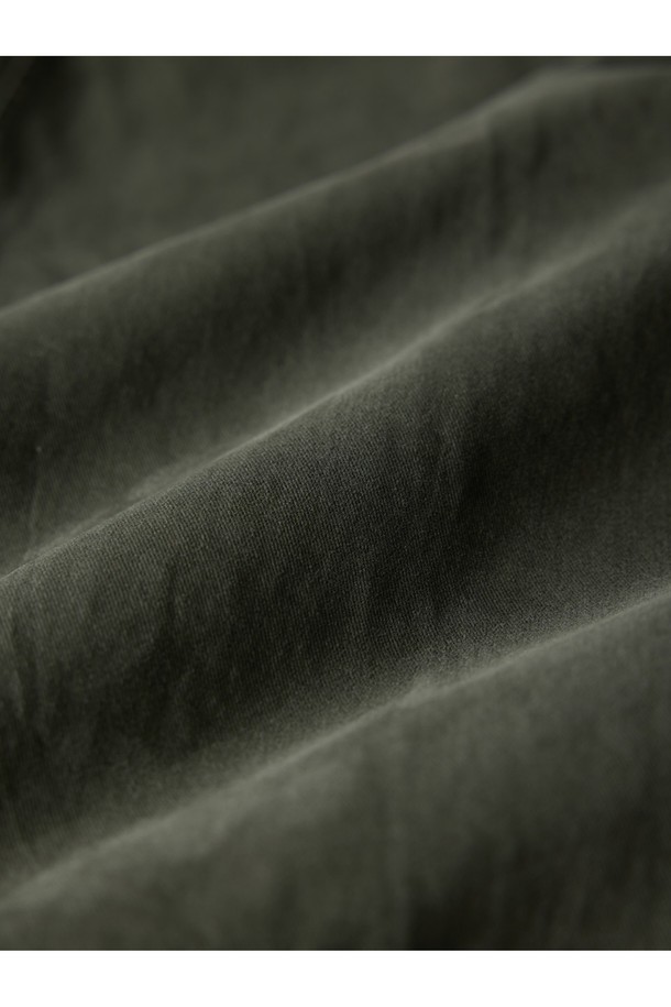 코튼 베이커 밴딩 팬츠 - 올리브는 봄, 여름 시즌에 적합한 남성용 반바지입니다. 부드러운 면 소재로 제작되어 편안한 착용감을 선사하며, 루즈 핏과 밴딩 디자인으로 활동성을 높였습니다. 무지 디자인에 올리브 색상으로 캐주얼하고 베이직한 스타일을 연출하기 좋습니다. 여행룩이나 캠핑룩, 또는 미니멀하고 클래식한 스타일까지 다양한 TPO에 활용할 수 있습니다. 얇은 두께감으로 시원하게 착용 가능하며, 데일리룩으로 손색없는 활용성을 자랑합니다.
