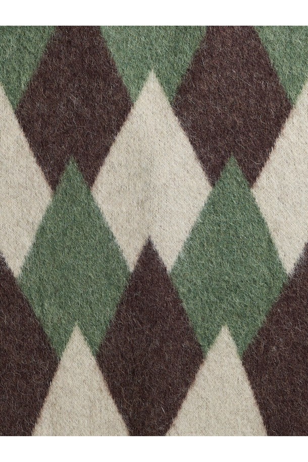 알파카 아가일 가디건 - 올리브는 가을, 겨울 시즌에 어울리는 남녀 공용 의류입니다. 클래식하고 캐주얼한 스타일을 연출하며, 레귤러핏과 V넥 디자인으로 편안한 착용감을 제공합니다. 부드러운 촉감의 알파카 소재로 제작되었으며, 두꺼운 두께감으로 따뜻함을 더합니다. 아가일 패턴과 긴소매, 버튼 여밈 방식의 카디건으로, 출근룩이나 모임룩 등 다양한 TPO에 활용할 수 있습니다. 올리브, 브라운, 베이지 세 가지 색상으로 만나보세요.
