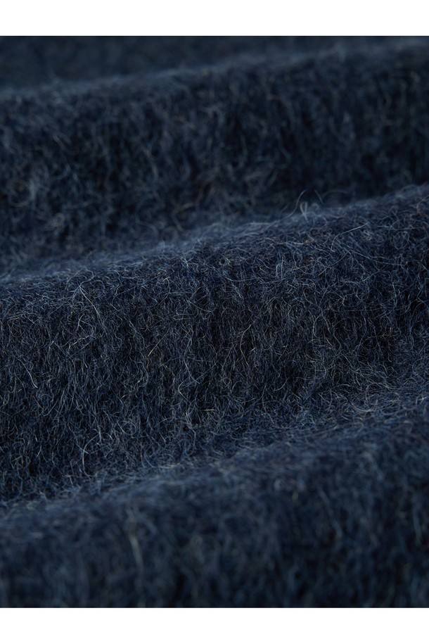 알파카 브이넥 가디건 - 네이비는 부드러운 촉감과 두꺼운 두께로 따뜻함을 선사하는 가을, 겨울용 상의입니다. 베이직하고 클래식한 스타일을 연출하며, 레귤러 핏으로 편안하게 착용 가능합니다. 긴 소매와 무지 패턴, 버튼 여밈 디테일이 특징이며, 출근룩, 오피스룩, 모임룩 등 다양한 TPO에 활용할 수 있습니다. 고급스러운 알파카 소재로 제작되어 미니멀하면서도 세련된 스타일을 완성합니다. 브이넥 디자인으로 답답함 없이, 다양한 이너와 레이어드하여 클래식한 무드를 연출해보세요.
