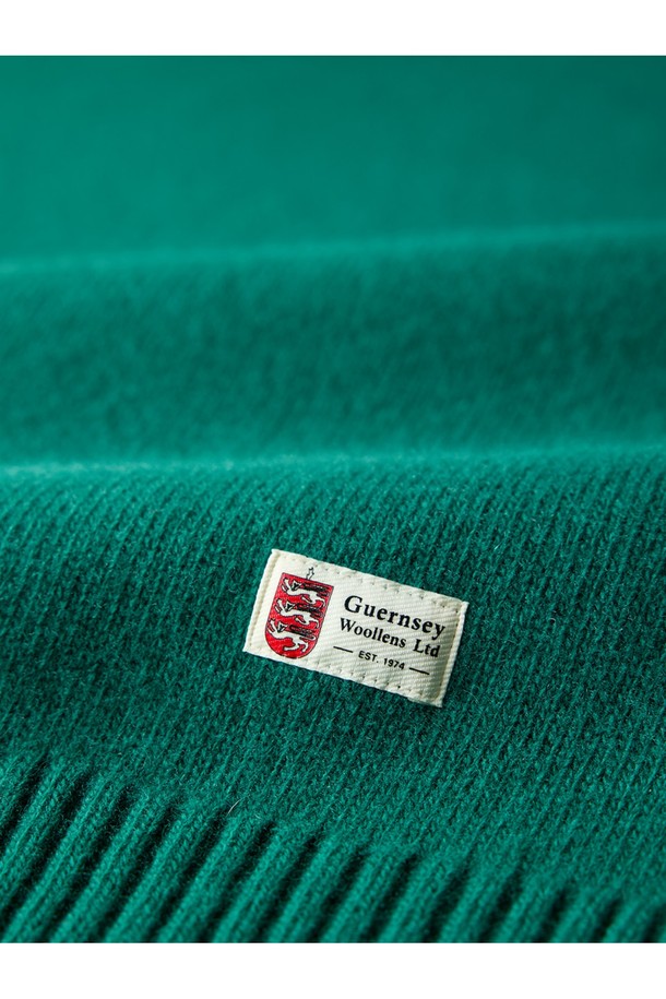 보틀 그린 컬러의 슈퍼 파인 메리노울 새들 스웨터입니다. 부드러운 촉감의 메리노울 소재로 제작되어 가을, 겨울철 따뜻하게 착용할 수 있습니다. 베이직하고 클래식한 스타일로, 출근룩과 비즈니스 캐주얼에 활용하기 좋습니다. 레귤러 핏에 라운드넥 디자인이며, 새들 디테일이 포인트로 더해졌습니다. 긴 소매 기장의 두꺼운 두께감으로 포근함을 선사합니다.
