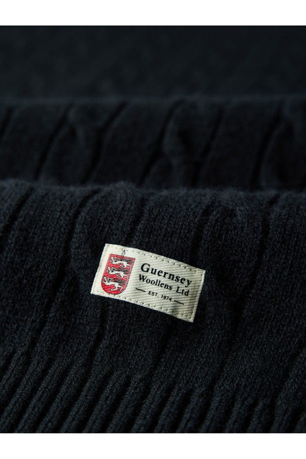 슈퍼 파인 메리노울 케이블 스웨터 - 블랙은 고급 메리노울 소재로 제작되어 부드러운 촉감을 선사하는 남녀 공용 스웨터입니다. 가을, 겨울 시즌에 어울리며, 베이직하고 클래식한 스타일로 다양한 룩에 활용하기 좋습니다. 레귤러 핏에 라운드넥 디자인, 긴소매 기장으로 편안한 착용감을 제공하며, 두꺼운 두께감으로 따뜻하게 입을 수 있습니다. 특히, 케이블 패턴이 돋보여 미니멀하면서도 세련된 분위기를 연출하며 출근룩에도 적합합니다.
