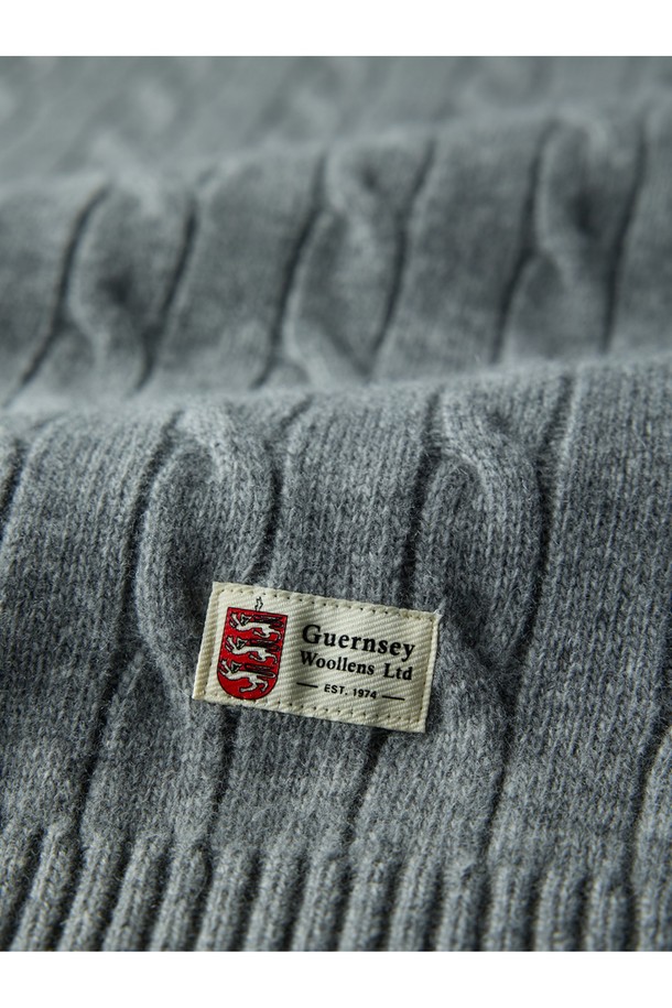 부드러운 촉감의 프리미엄 메리노울 소재로 제작된 슈퍼 파인 메리노울 케이블 스웨터 - 그레이입니다. 가을과 겨울, 데일리룩과 비즈니스 캐주얼에 모두 잘 어울리는 베이직하고 클래식한 스타일의 라운드넥 스웨터입니다. 촘촘한 케이블 니트 패턴과 레귤러핏 디자인으로, 어떤 옷에도 매치하기 쉬워 활용도가 높습니다. 톤 다운된 그레이 컬러는 고급스러운 분위기를 더하며, 긴 소매 기장으로 따뜻하게 착용할 수 있습니다. 

