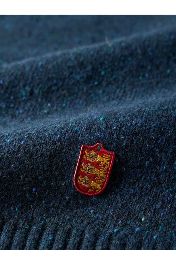 네프사 새들 스웨터 - 네이비는 캐주얼, 클래식, 미니멀 스타일을 아우르는 공용 스웨터입니다. 가을과 겨울에 어울리는 두꺼운 두께감의 울 소재로 제작되어 부드러운 촉감을 선사하며, 라운드 넥과 긴 소매 디자인이 특징입니다. 베이직한 무지 패턴과 레귤러핏으로 다양한 스타일에 매치하기 용이하며, 어깨 장식 디테일이 포인트로 더해졌습니다. 네이비 컬러의 크롭 기장 상의로, 일상에서 편안하고 세련된 스타일을 연출할 수 있습니다.
