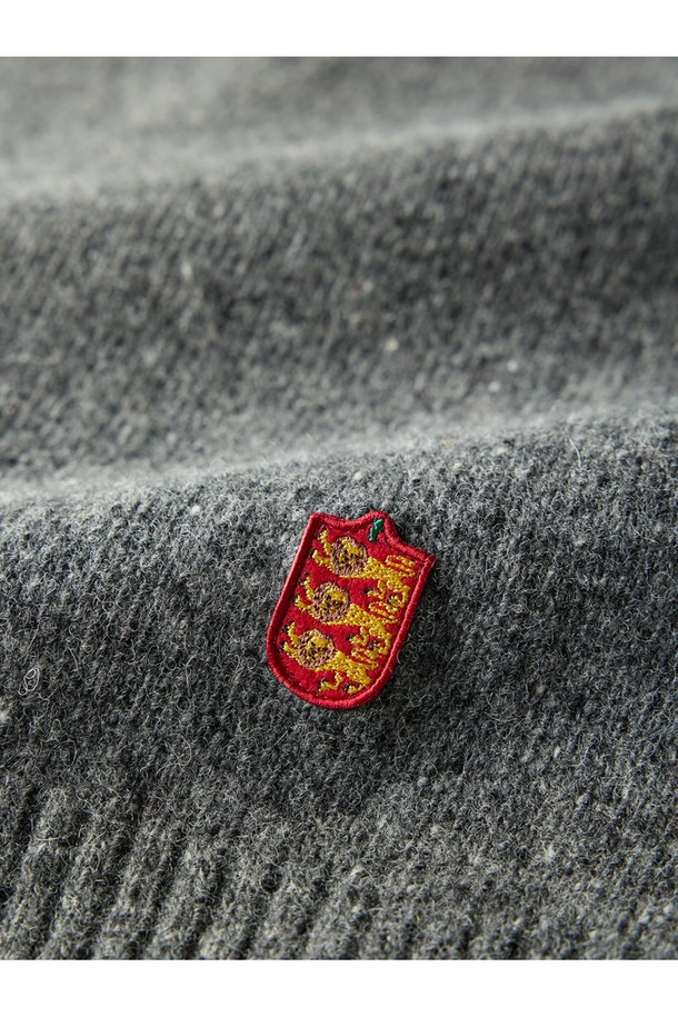 네프사 새들 스웨터 - 차콜은 울 소재로 제작되어 부드러운 촉감을 자랑하는 남녀 공용 스웨터입니다. 톤 다운된 차콜 컬러와 베이직한 디자인으로, 캐주얼 및 클래식, 미니멀 스타일 모두 소화 가능하며 출근룩으로도 활용하기 좋습니다. 레귤러 핏에 라운드넥 디자인, 긴 소매 기장으로 제작되었으며, 두꺼운 두께감으로 가을, 겨울 시즌에 따뜻하게 착용할 수 있습니다. 앵커 로고 자수 디테일이 포인트로 더해져 세련된 느낌을 선사합니다.
