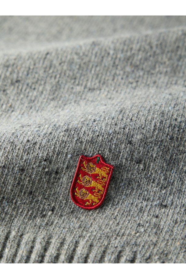 네프사 새들 스웨터 - 그레이는 가을, 겨울 시즌에 어울리는 공용 니트/스웨터입니다. 부드러운 울 소재로 제작되어 포근한 착용감을 선사하며, 레귤러핏과 라운드넥 디자인으로 편안한 착용감을 제공합니다. 베이직하고 캐주얼한 스타일에 무지 패턴의 그레이 컬러가 더해져 어떤 룩에도 잘 어울립니다. 출근룩, 캐주얼, 클래식, 미니멀 스타일 연출에 적합하며, 심플한 자수 디테일이 포인트로 더해졌습니다. 두꺼운 두께감으로 따뜻함을 유지하며, 긴 소매 기장으로 간결한 맵시를 더합니다.
