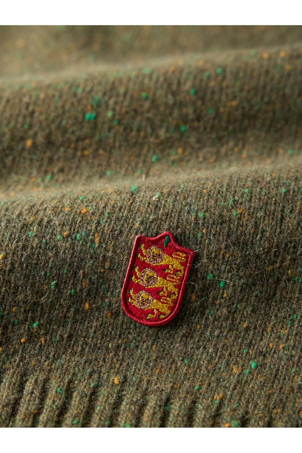 네프사 새들 스웨터 - 올리브는 남녀 공용으로 착용 가능한 울 소재의 라운드넥 긴소매 스웨터입니다. 가을, 겨울 시즌에 어울리는 두꺼운 두께감과 부드러운 촉감이 특징이며, 베이직하고 캐주얼한 스타일을 연출합니다. 레귤러핏으로 제작되어 편안한 착용감을 선사하며 숄더 패치 디테일이 돋보입니다. 출근룩과 모임룩은 물론 캐주얼, 클래식, 미니멀 스타일까지 소화 가능한 활용도 높은 아이템입니다.
