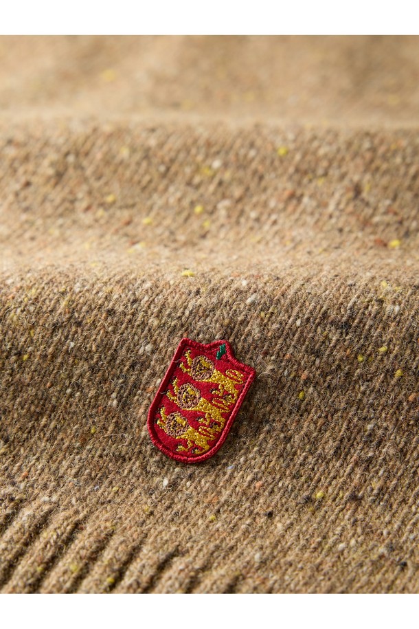 네프사 새들 스웨터 - 피넛은 부드러운 촉감의 울 소재로 제작된 공용 스웨터입니다. 가을, 겨울 시즌에 어울리는 두꺼운 두께감과 레귤러핏으로 편안하게 착용 가능합니다. 라운드넥 디자인에 앵커 자수 디테일이 포인트로 더해져 캐주얼하면서도 베이직한 스타일을 연출합니다. 데이트룩, 캐주얼, 클래식, 미니멀 스타일을 즐겨 입는 분들께 추천하며, 피넛 브라운 컬러가 따뜻하고 포근한 분위기를 선사합니다. 크롭 기장으로 세련된 핏을 완성합니다.
