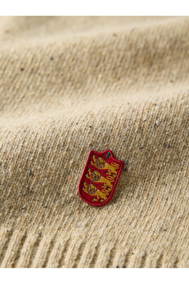 네프사 새들 스웨터 - 베이지는 가을과 겨울, 일상과 출근룩에 모두 잘 어울리는 공용 스웨터입니다. 부드러운 울 소재로 제작되어 따뜻하고 포근한 착용감을 선사하며, 레귤러 핏과 라운드넥 디자인으로 편안한 착용감을 제공합니다. 베이직, 캐주얼, 클래식, 미니멀 스타일을 추구하는 분들께 추천하며, 앵커 자수 디테일이 포인트로 더해져 밋밋함을 덜어줍니다. 두꺼운 두께감과 긴 소매 기장으로 추운 날씨에도 따뜻하게 입을 수 있습니다.
