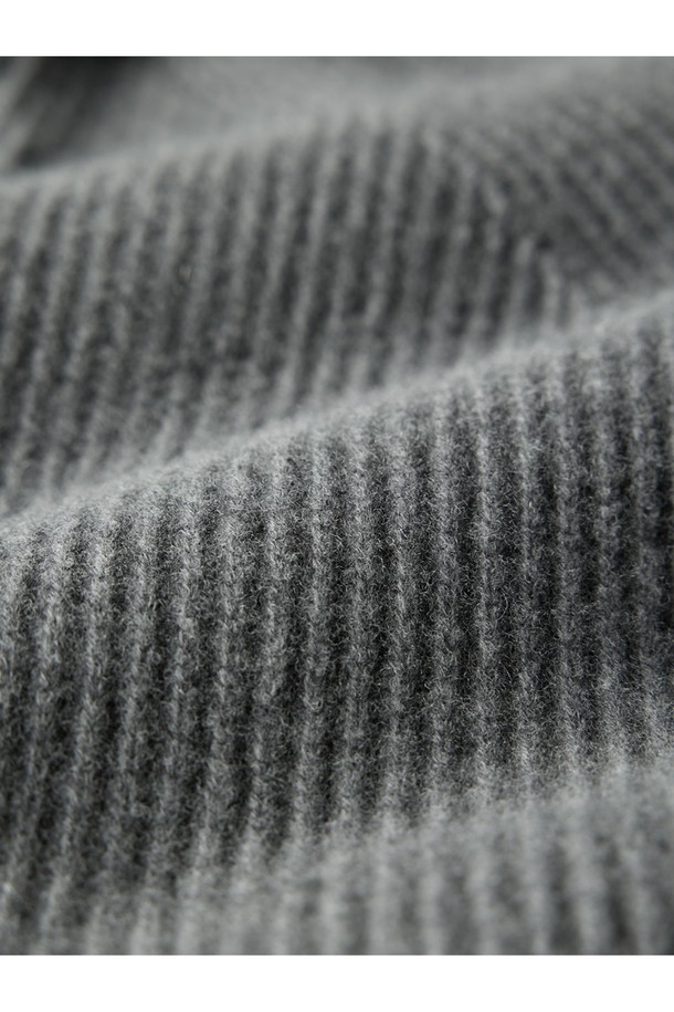 그레이 컬러의 디테쳐블 패딩 후드 헤비 집업 스웨터입니다. 넉넉한 두께감의 울 소재로 제작되어 가을과 겨울에 따뜻하게 착용할 수 있습니다. 후드는 탈부착이 가능하여 다양한 스타일 연출이 용이하며, 레귤러 핏으로 편안한 착용감을 제공합니다. 캐주얼, 스포티, 미니멀 스타일을 즐겨 입는 분들께 추천하며, 출근룩과 캠핑룩 등 다양한 TPO에 활용할 수 있습니다. 무지 디자인으로 어떤 옷에도 잘 어울리며, 부드러운 촉감의 패딩 안감으로 포근함을 더했습니다.
