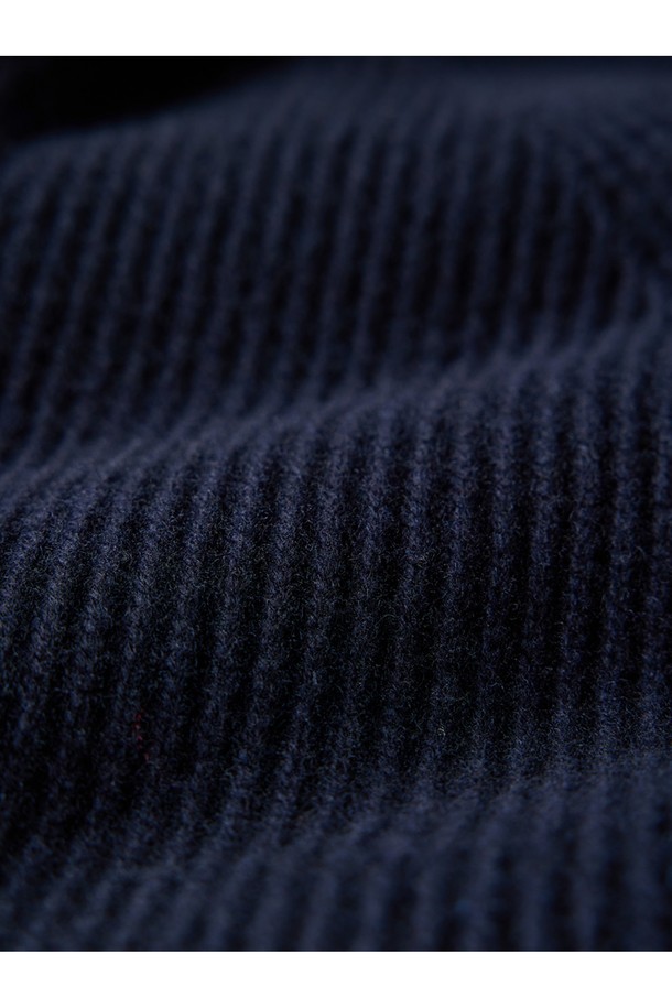 네이비 컬러의 디테쳐블 패딩 후드 헤비 집업 스웨터입니다. 쌀쌀한 가을과 추운 겨울철, 캐주얼하고 스포티한 스타일을 연출하기에 적합합니다. 레귤러 핏에 긴 소매 기장으로 제작되었으며, 두꺼운 두께감의 니트 소재와 패딩 안감으로 보온성을 높였습니다. 탈부착 가능한 후드 디자인으로, 출근룩이나 캠핑룩 등 다양한 TPO에 맞춰 활용할 수 있습니다. 무지 패턴으로 미니멀한 스타일 연출에도 용이합니다.
