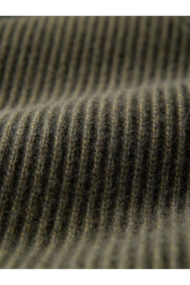 올리브 색상의 디테쳐블 패딩 후드 헤비 집업 스웨터입니다. 넉넉한 두께감의 니트 소재와 레귤러핏으로 제작되어 캐주얼하고 스포티한 스타일을 연출합니다. 탈부착 가능한 후드와 집업 여밈 방식으로 편안하게 착용할 수 있으며, 안감은 패딩으로 처리되어 가을, 겨울철 따뜻함을 선사합니다. 무지 디자인으로 다양한 룩에 활용하기 좋으며, 일상복으로 적합합니다. 긴소매 기장으로 보온성을 높였습니다.
