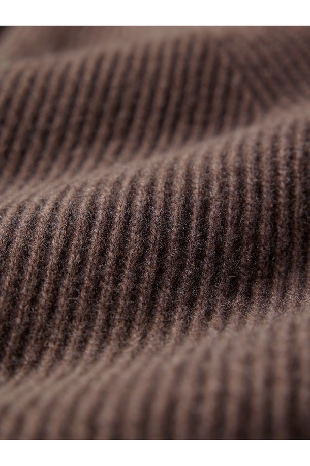 브리티쉬 립 투웨이 집업 스웨터 - 브라운은 가을과 겨울, 당신의 일상에 클래식하고 베이직한 무드를 더해줄 아이템입니다. 부드러운 울 소재로 제작되어 포근한 착용감을 선사하며, 레귤러 핏으로 편안하게 착용할 수 있습니다. 앵커(닻) 자수 디테일이 돋보이며, 투웨이 지퍼와 긴소매 디자인으로 실용성을 높였습니다. 출근룩, 모임룩, 데이트룩 등 다양한 TPO에 활용할 수 있으며, 클래식, 미니멀, 캐주얼 스타일 모두 소화 가능합니다. 두꺼운 두께감으로 따뜻함을 더했습니다.
