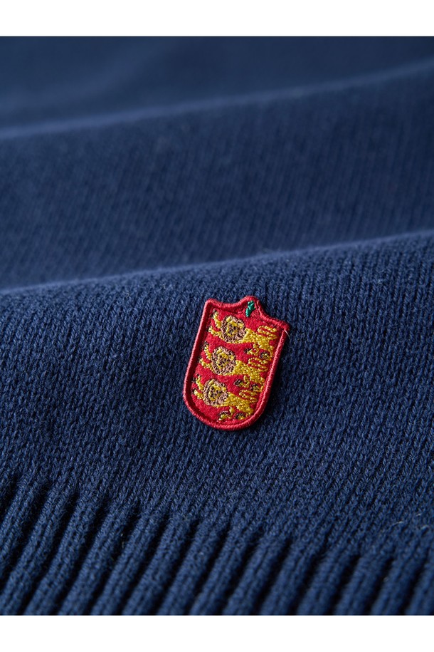 네이비 색상의 헤비코튼 터틀넥 스웨터입니다. 넉넉한 두께감의 헤비코튼 소재로 제작되어 가을, 겨울철 따뜻하게 착용하기 좋습니다. 베이직하고 캐주얼한 디자인으로, 출근룩과 모임룩 등 다양한 TPO에 활용할 수 있습니다. 레귤러핏으로 제작되어 편안한 착용감을 제공하며, 캐주얼, 클래식, 미니멀 스타일 모두 소화 가능합니다. 긴 소매와 터틀넥 디자인으로 보온성을 높였습니다.
